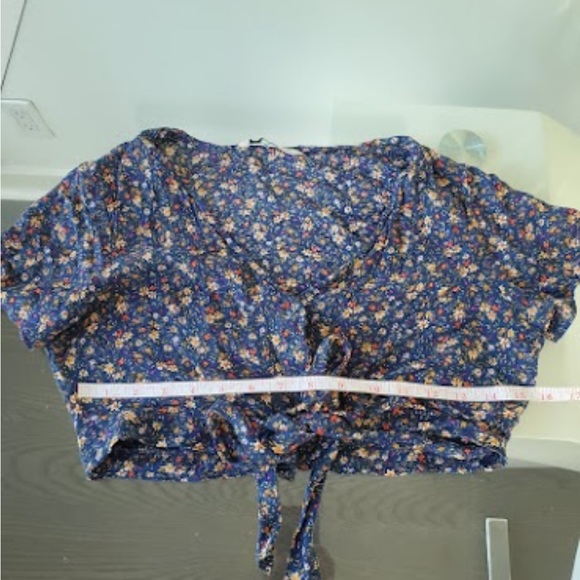 Matching set American eagle with button down top and soft shorts - Picture 4 of 11